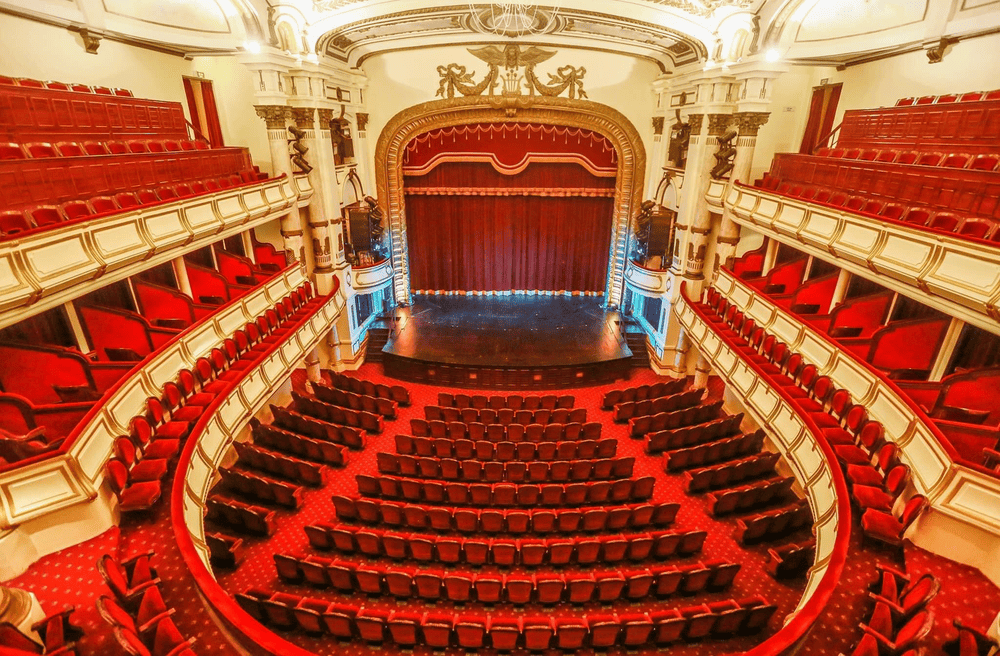 The second floor of the Hanoi Opera House features luxurious seating with a perfect view of the stage (Source: Nh&agrave; H&aacute;t Lớn H&agrave; Nội)